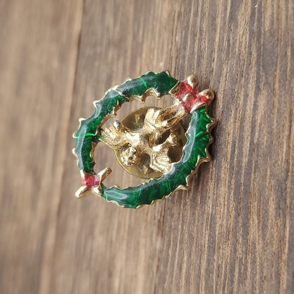 B409 angel‎ in Christmas wreath tis the season brooch